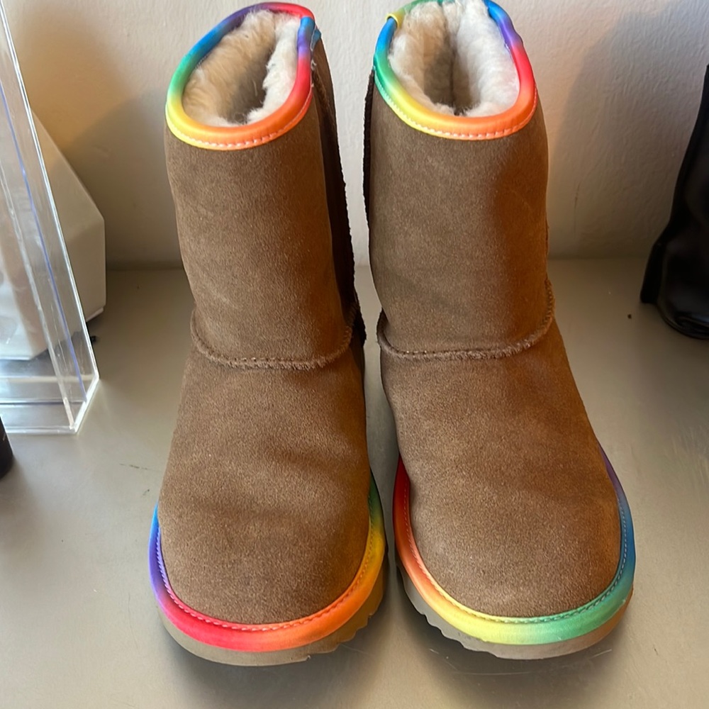 Girls multicolor edge Ugg boots size 3 worn once excellent condition